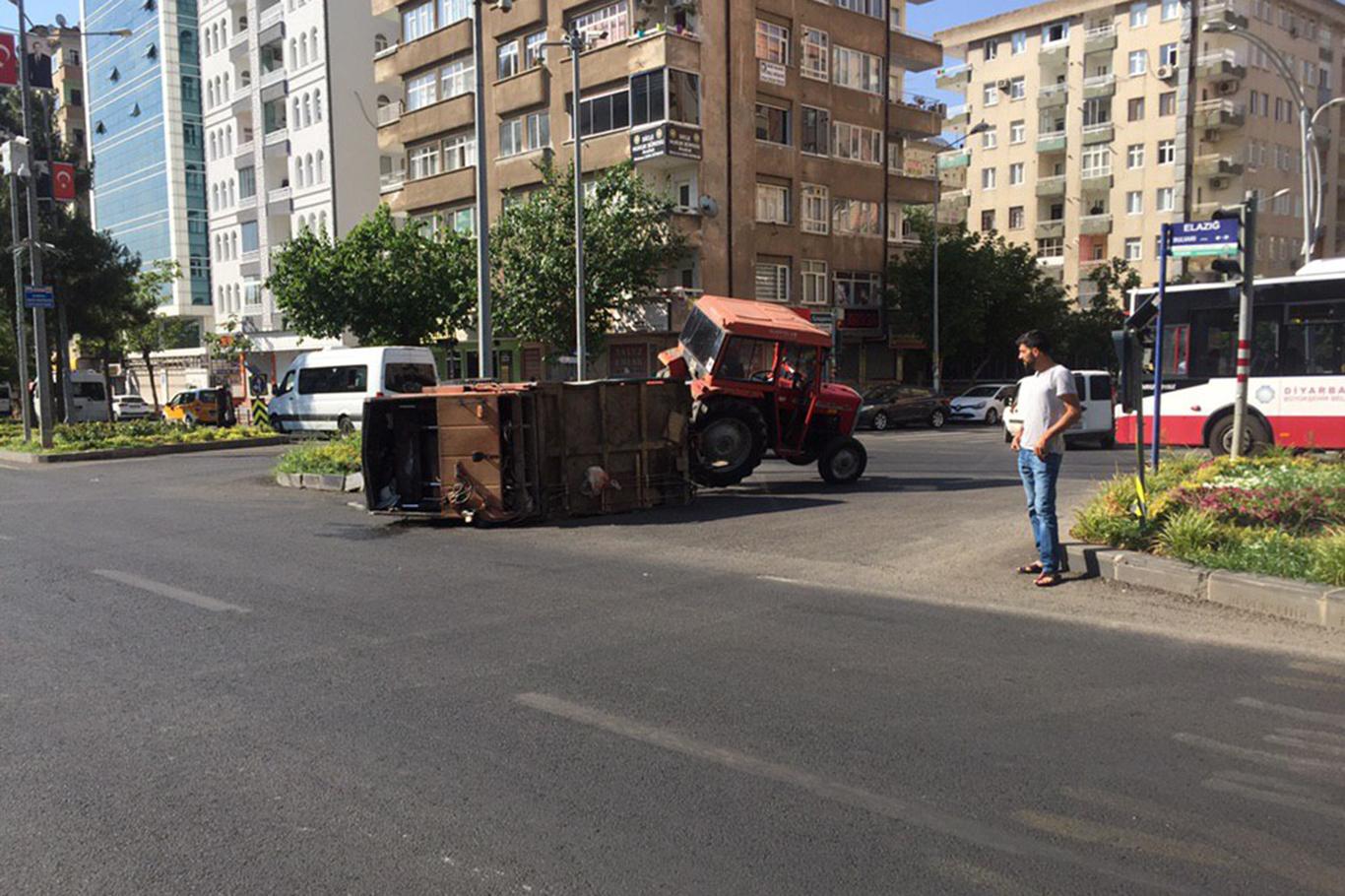 Refüje çarpan çöp aracı devrildi
